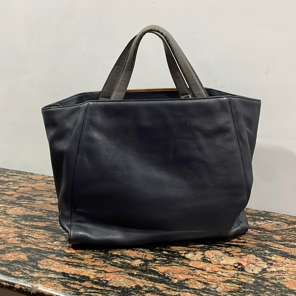 Vincis Bench Leather hand bag original. Standard size. Used . Condition 9/10 - Picture 4 of 14